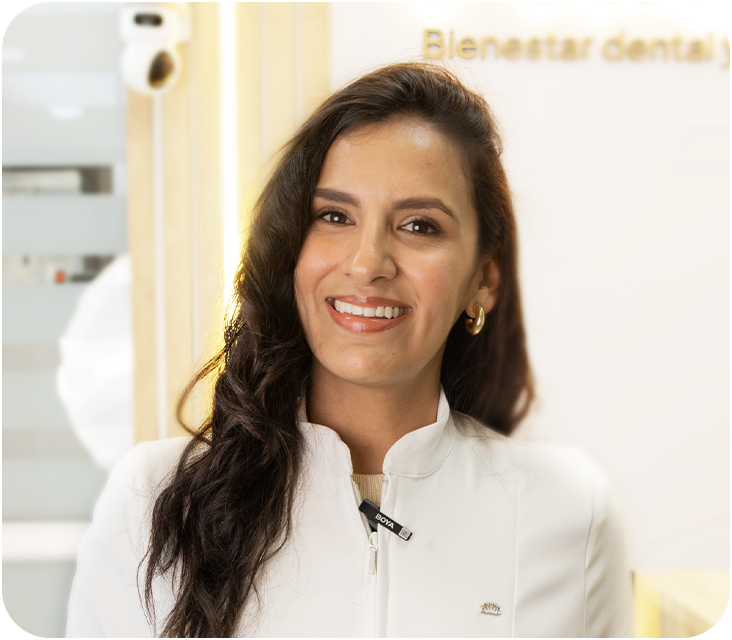 La Dra. Fernanda Romero lidera Prisma con una visión clara: ofrecer una experiencia estética donde cada detalle importa. Su enfoque combina precisión clínica con sensibilidad estética, buscando resultados naturales que respeten la esencia de cada paciente.