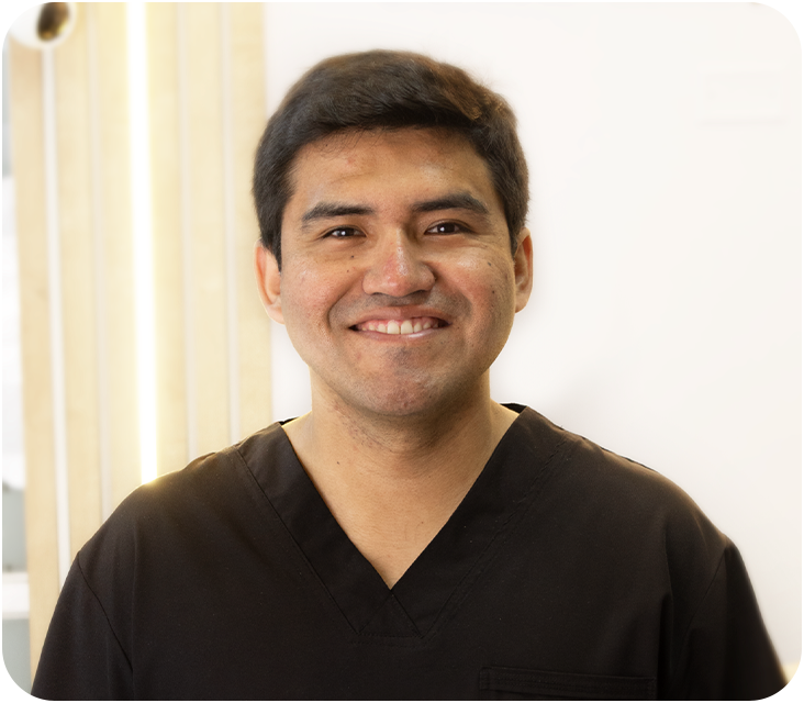 El Dr. Gonzalo se enfoca en devolver funcionalidad y estética a cada sonrisa con soluciones seguras, precisas y duraderas. Su trabajo se basa en un enfoque integral, donde la técnica y el criterio se alinean para lograr resultados que no solo se vean bien, sino que se sientan bien.